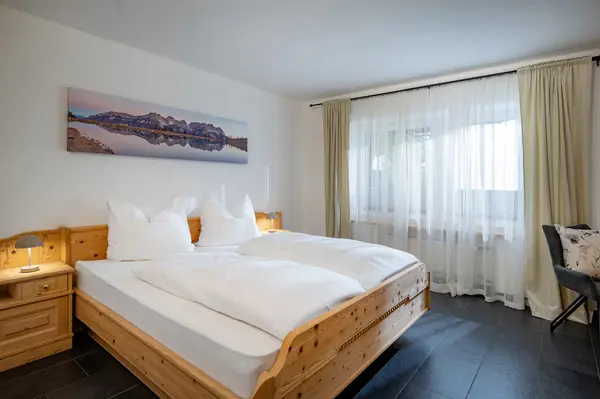 Schlafzimmer mit Doppelbett