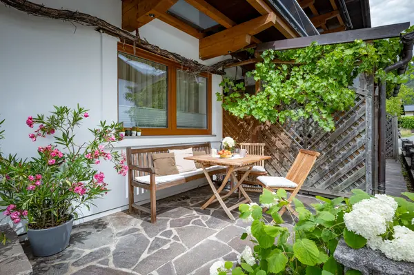 Terrasse mit Sitzgelegenheit