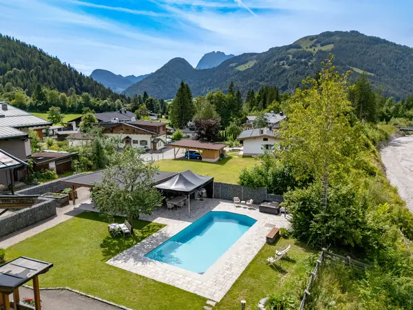 Luftaufnahme von Haus und Garten